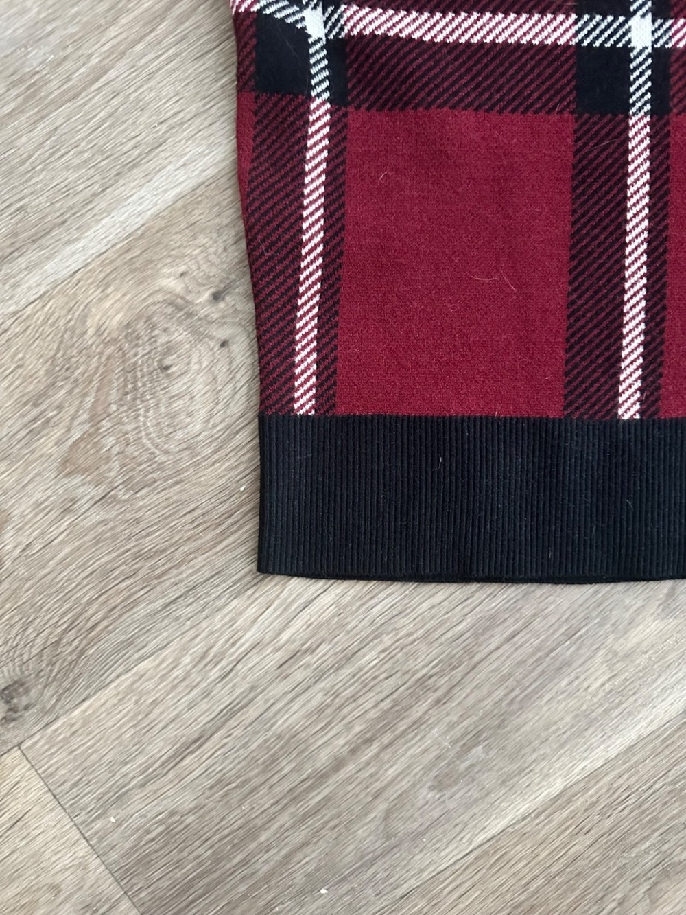 Tahari Women’s Plaid Sweater Size L Red Black Crewneck NWT Cozy Chic - Picture 10 of 13